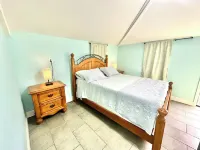 Fenced yard lots of Parking for trailer close to beach 4 bedrooms Edgewater Hotels in Edgewater