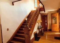 Queen Victorian Home, Walking distance to downtown Hotels in Adrian