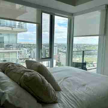 Luxurious downtown condo | gym | A/C | heated underground parking Rooms