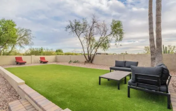 6 Bd Desert Oasis w/ Pool, Slide, Pickleball+More! Hoteles en 