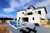 Modern Oceanview Villa. All Bedrooms with Private Bathrooms. Private Pool - 4 stelle