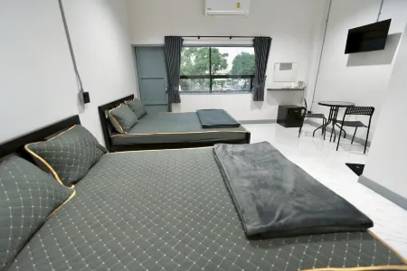 SRIINTRA HOTEL Отели рядом с достопримечательностью «Phra Prang Sam Yot»