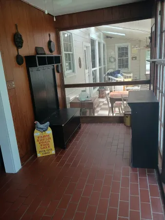 Charming 2-bedroom house in Jefferson with Sunroom