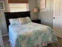 Charming 2-bedroom cottage on the canal in Jamaica Beach.