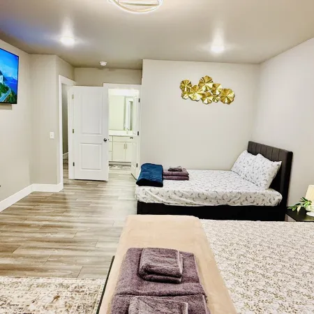 Le: 4-Bedroom 3Full Bathroom House in Gorgeous Anchorage Neighborhood