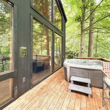 Scandanavian Cabin-Hot Tub-EV Charger-Fire Pit-Close to All RRG Action