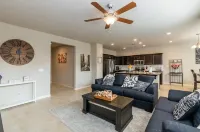 Clovis House, Sleeps 10, Hammock, Covered Patio, Game Table