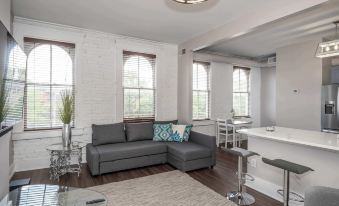 Heart of Mainstrasse Apt 4
