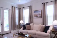 All-American Snowbird Getaway in the Heart of Long Beach! King suite, sleeps 6