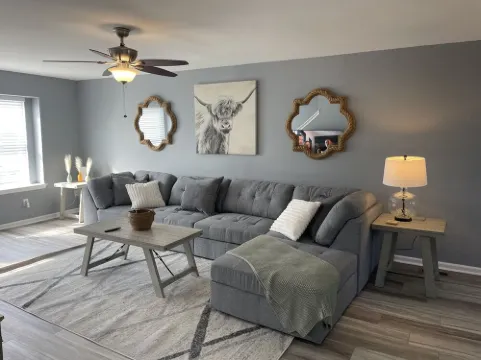 Spacious 4 Bedroom Townhouse Hotels in Middletown