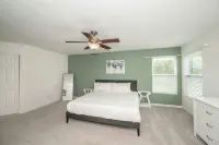 Ark & Creation Retreat For 12! Hotels in Walton