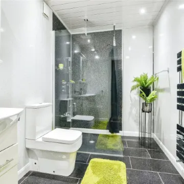 Spacious 3 Bed 2 Baths Free WiFi Central Location