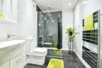 Spacious 3 Bed 2 Baths Free WiFi Central Location