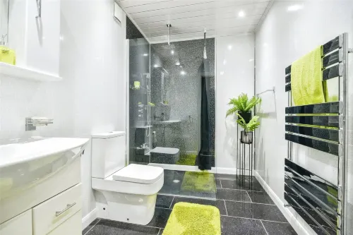 Spacious 3 Bed 2 Baths Free WiFi Central Location