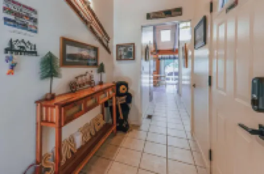 The Bear Cabin: 5Min Walk to Village & 12 Sharc Passes, EV Charger