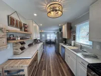 All Spruced Up Cottage, 1 block to beach, outside oasis, pet friendly, WiFi Hotels in Villas