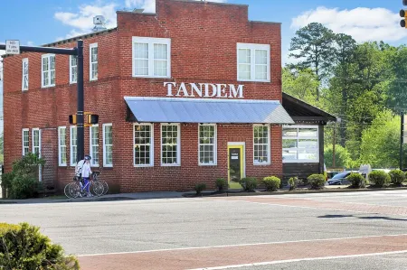 Travelers Rest Cottage near Swamp Rabbit Trail Отели рядом с достопримечательностью «White Rabbit Fine Arts Gallery»