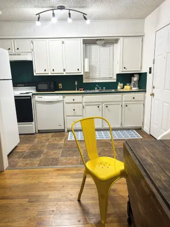 Charming 2-bedroom house honoring musics Outlaws and Legends