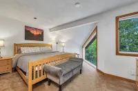 Spacious 3-Bed Mt. Chalet with Attitash Views & Private Hot Tub