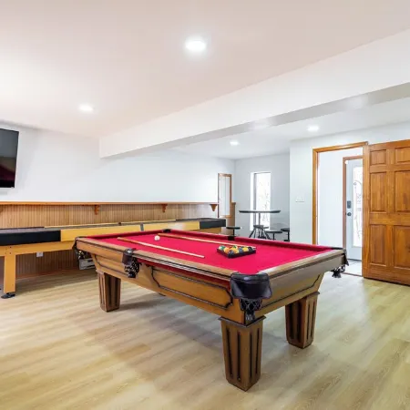 Modern Rustic Lodge! 2 min. walk to Ski Slopes, 6TVs, Linens, WiFi, A/C, Firepit