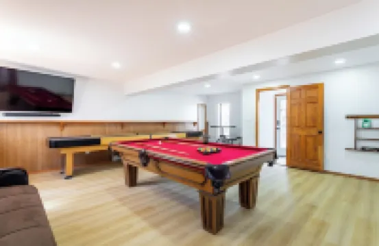 Modern Rustic Lodge! 2 min. walk to Ski Slopes, 6TVs, Linens, WiFi, A/C, Firepit