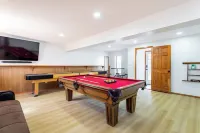 Modern Rustic Lodge! 2 min. walk to Ski Slopes, 6TVs, Linens, WiFi, A/C, Firepit