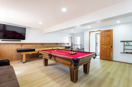 Modern Rustic Lodge! 2 min. walk to Ski Slopes, 6TVs, Linens, WiFi, A/C, Firepit