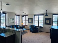 Cozy upstairs apartment in lovely Altus with downtown view, AC, WiFi Hotels in Altus