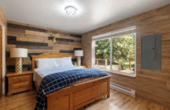 Riverfront Cabin w/Views-Hot Tub,AC,Pets