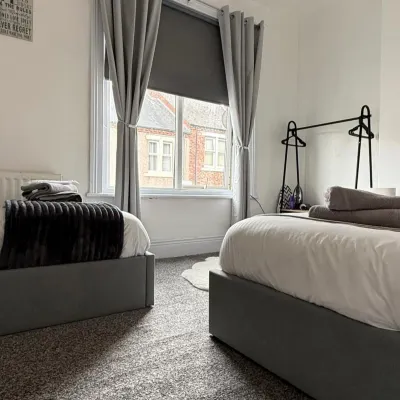1 Bed Flat - Sleeps 3 - Parking - Pet Friendly Hotels near Sandhaven Beach