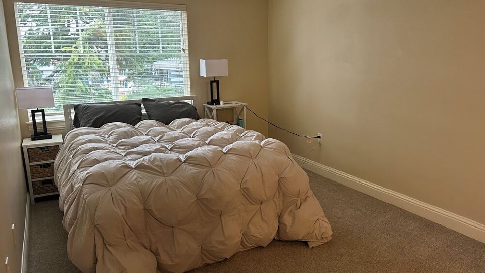 Gorgeous HUGE Lakefront 2 bedroom Apartment!!!!