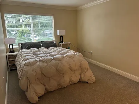 Gorgeous HUGE Lakefront 2 bedroom Apartment!!!! Отели рядом с достопримечательностью «Южный Киркленд Парк энд Райд»