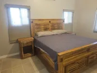 Modern 3-bedroom waterfront lagoon house with Wi-Fi, AC in beautiful Maya Beach. Hôtels à : Maya Beach