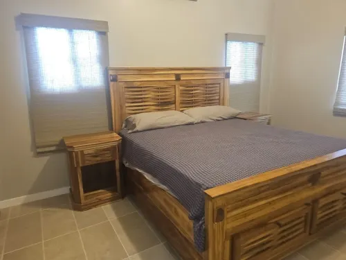 Modern 3-bedroom waterfront lagoon house with Wi-Fi, AC in beautiful Maya Beach. 마야 비치 호텔