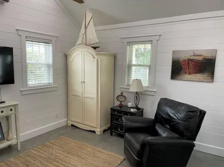 Walking distance to Downtown Beaufort, NC. Short drive to several beaches.