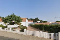 Apartment T2 - PMR - Private swimming pool - 400m from the beach