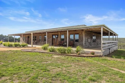 Rustic country lodge with spectacular fire pit and nearby hiking trails