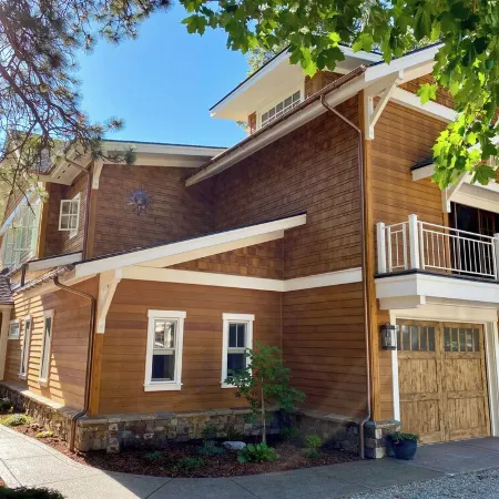 THE FOX HOUSE on Flathead Lake: Lakefront Luxury Living Отели в г. Бигфорк