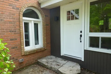 Cozy Waterfront Renovated Cottage Escape