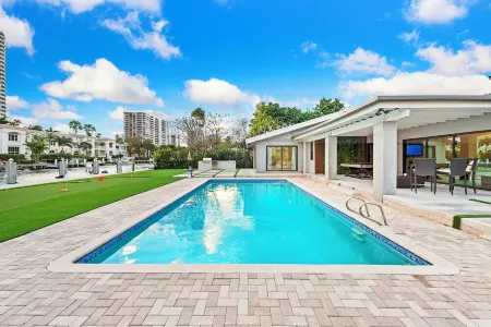 5-bedroom Water Front Villa In Hallandale Beach With Yacht Pick Up In Backyard
