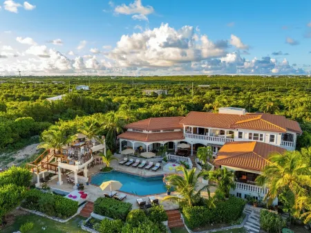 Book Your Fall/Winter Getaway at La Gran Maria Villa Now! Отели в г. Blowing Point Village