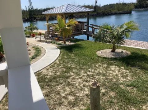 Charming New Blue Studio on water with dock, WiFi & AC in fun time Freeport