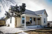 Beautiful 2 bedroom home, Walk to Downtown Mt. Airy!