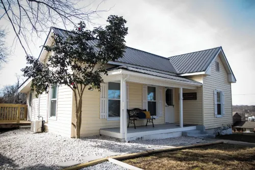 Beautiful 2 bedroom home, Walk to Downtown Mt. Airy!