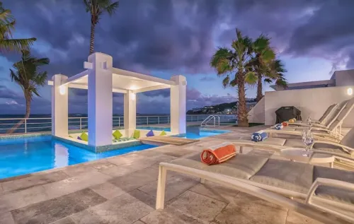 Romantic Luxurious Villa w/hot tub with 3 Bedrooms  — 5 min from the beach!