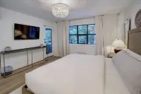 Super Lux Cabin w/ Private Hot Tub! Hotels in Village North