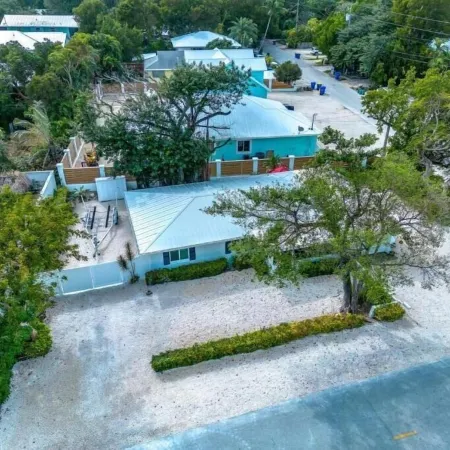 Tropical Oasis Anchor Located on the Bayside with Pool.