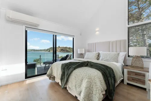 Beachfront House, Stunning Views, Private & Serene