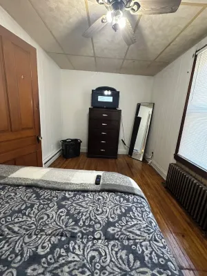 Cozy & Centrally Located - Your Glass City Retreat!