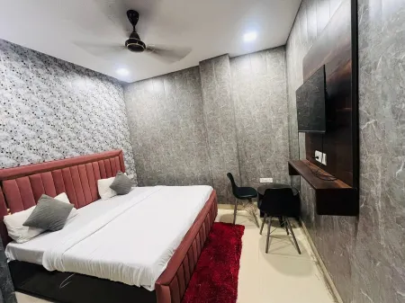 Charming 2-bedroom apartment with AC, WiFi in fantastic Vrindavan